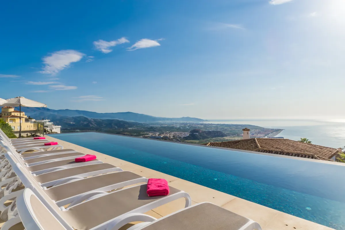 Villa mit Infinity-Pool und Meerblick