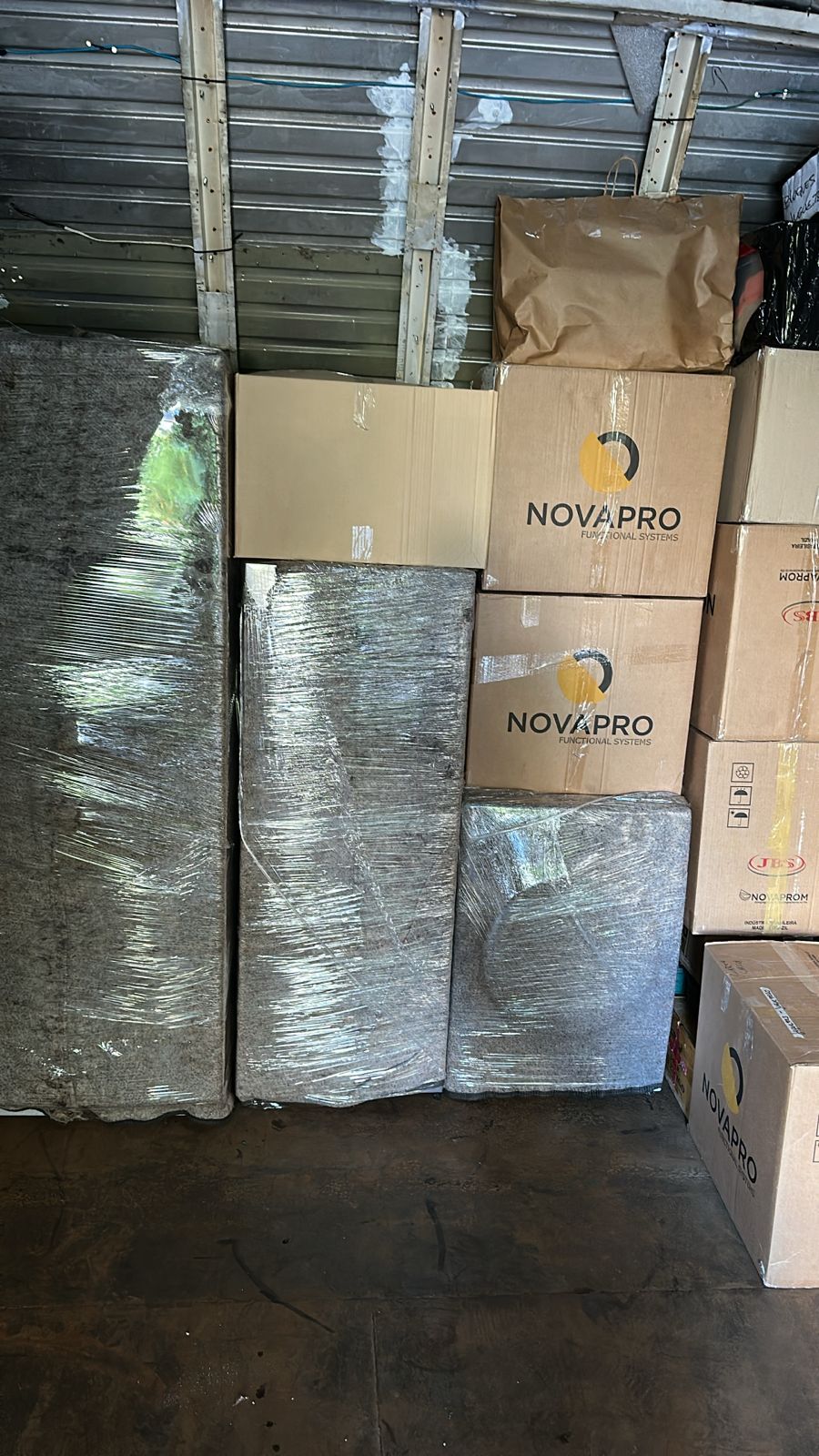 Interior de un camión con muebles y bultos envueltos y cajas