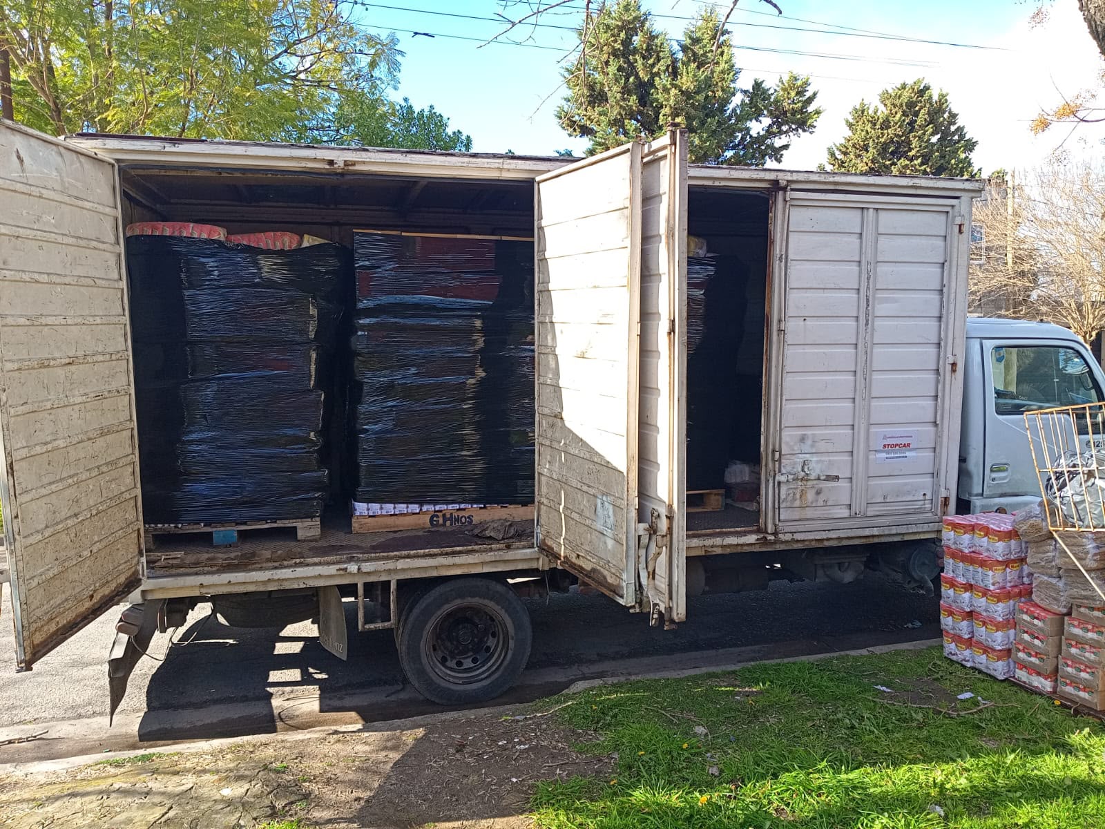 Camión cargado con muebles para recorrido de larga distancia