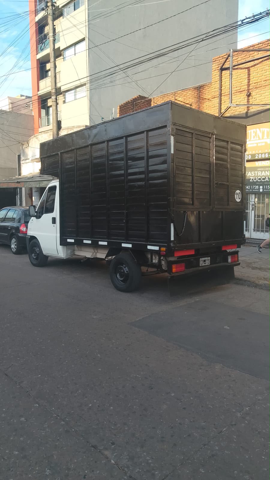 Utilitario para fletes estacionado en la calle