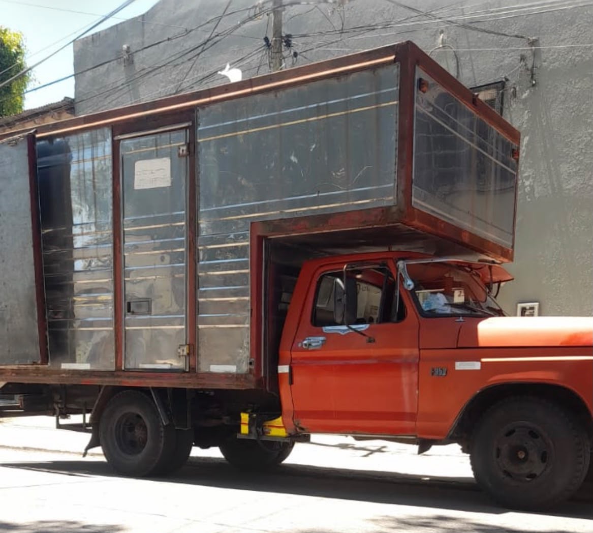 Camión con caja de carga para mudanzas