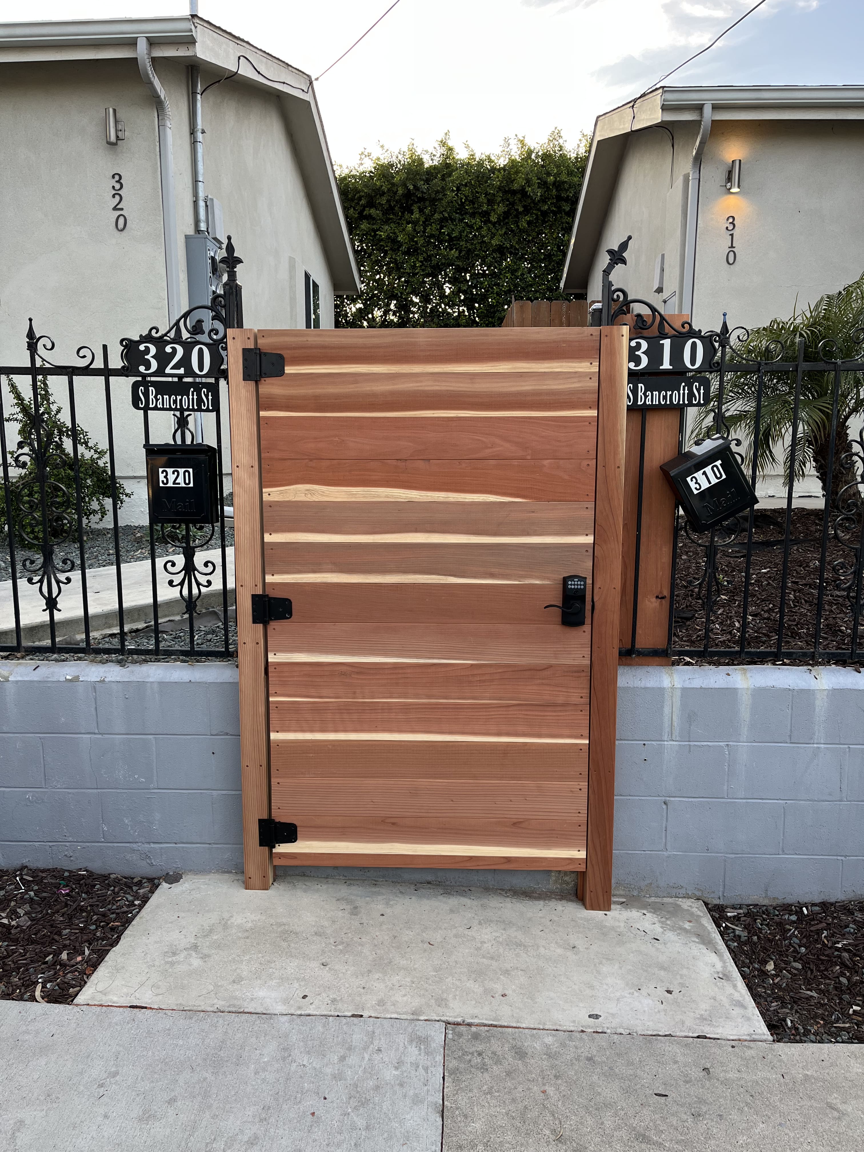 {{ custom_values.service_2 }} in {{custom_values.area_2})