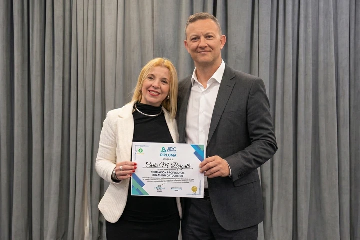 Ariel Díaz entregando certificado — ADC Academia