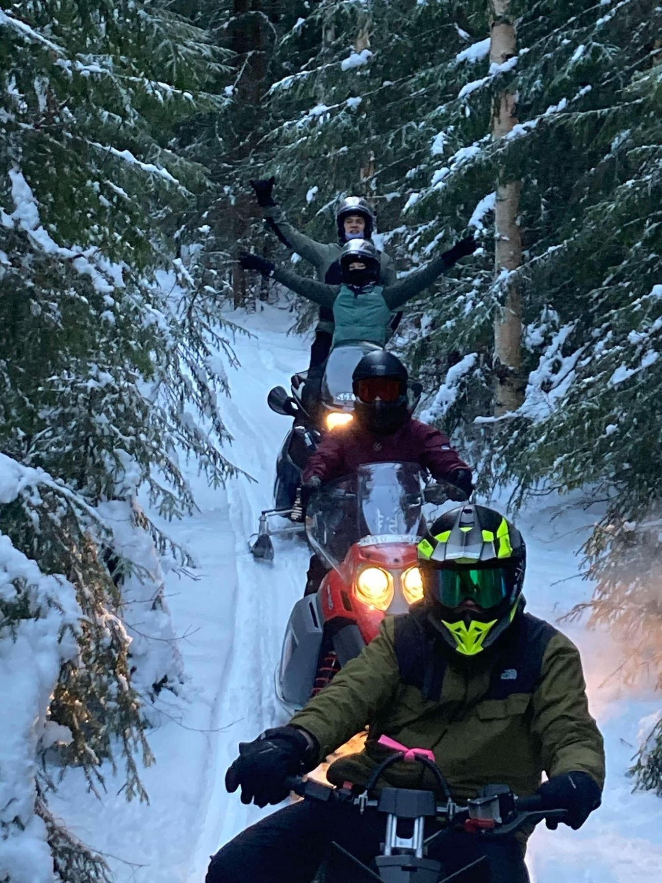 Sneeuwscooter door het bos