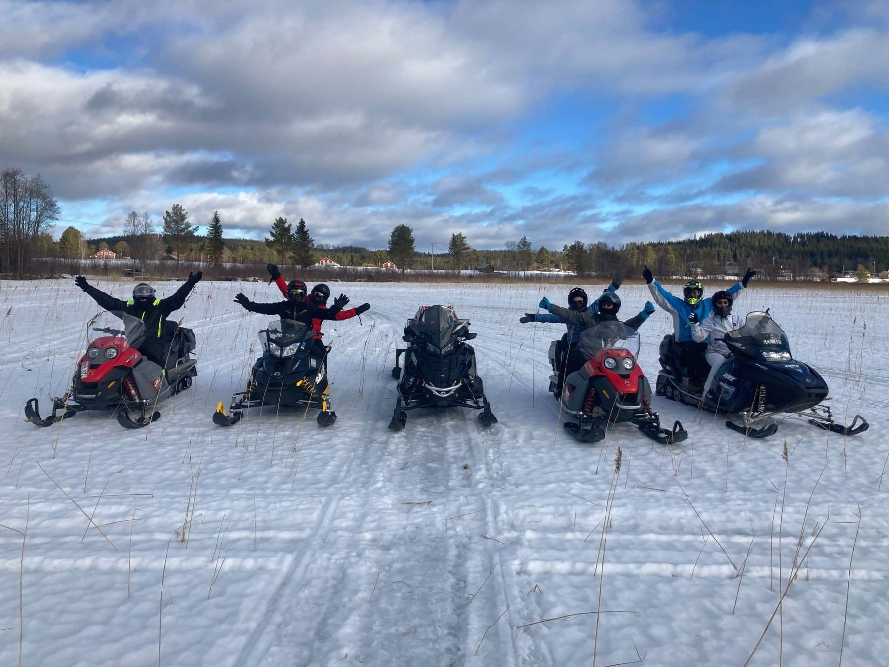 Gasten met sneeuwscooters op het bevroren meer
