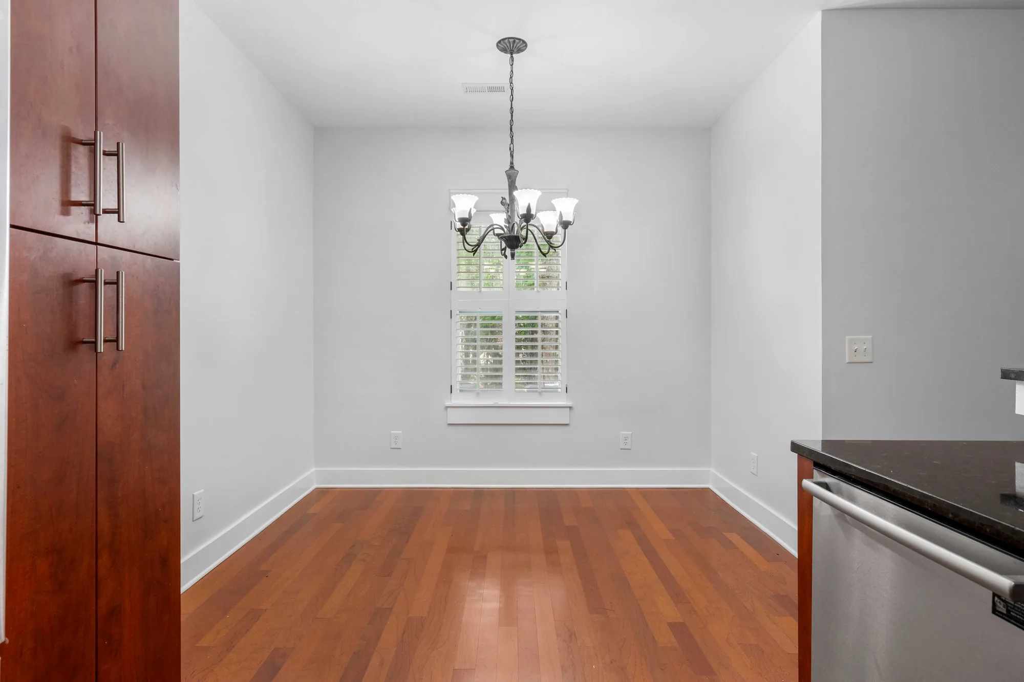 Virtual staging of a vacant room furnished as a comfortable living area