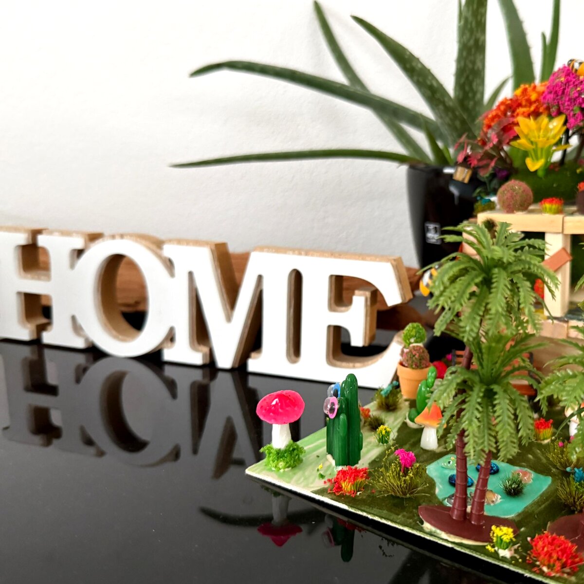Selbst dekorierte HOME-Buchstaben mit Blumen