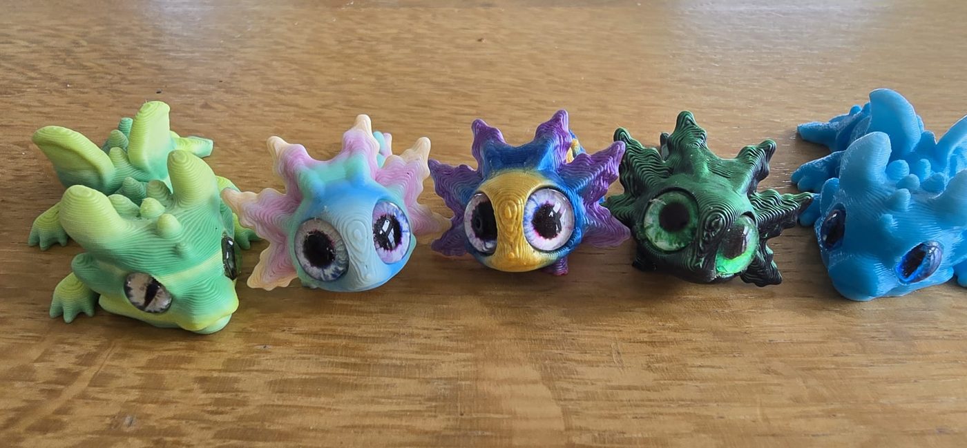Fünf kleine Glücksdrachen in vielen Farben
