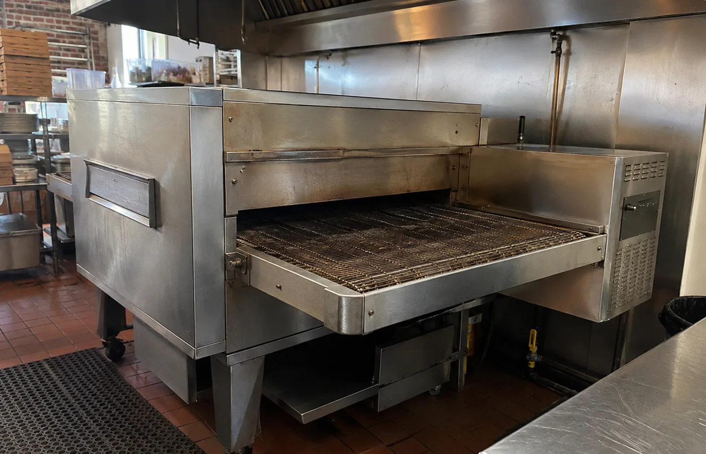 Gas conveyor pizza oven ready after ignition service