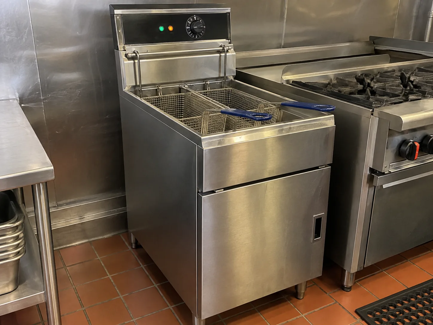 Commercial floor fryer ready after thermostat calibration