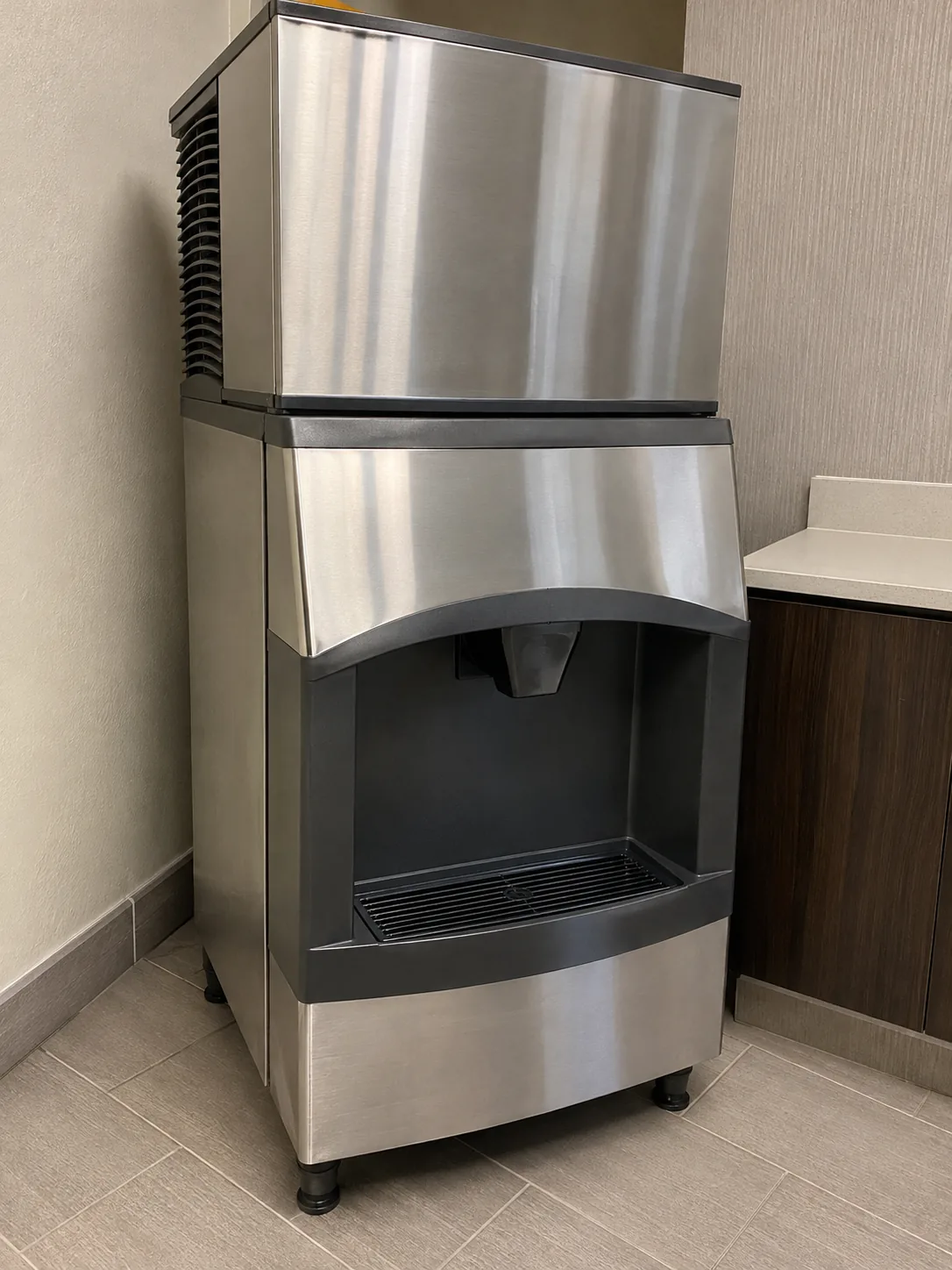 Commercial hotel ice dispenser after service