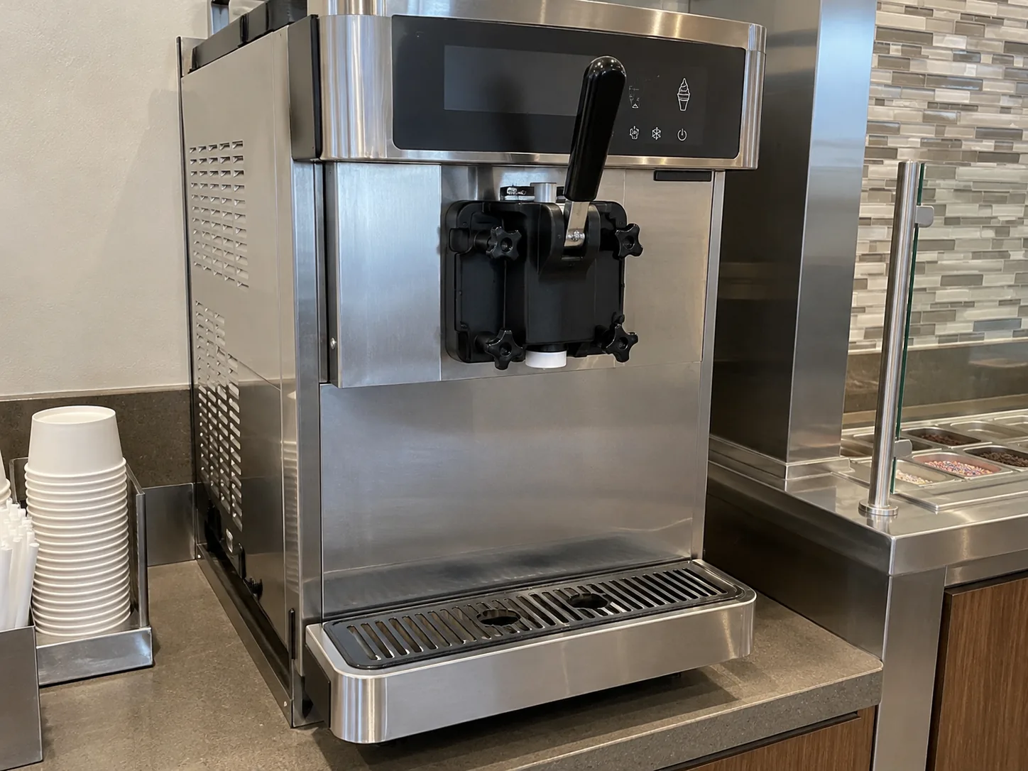 Single-flavor soft serve machine after service