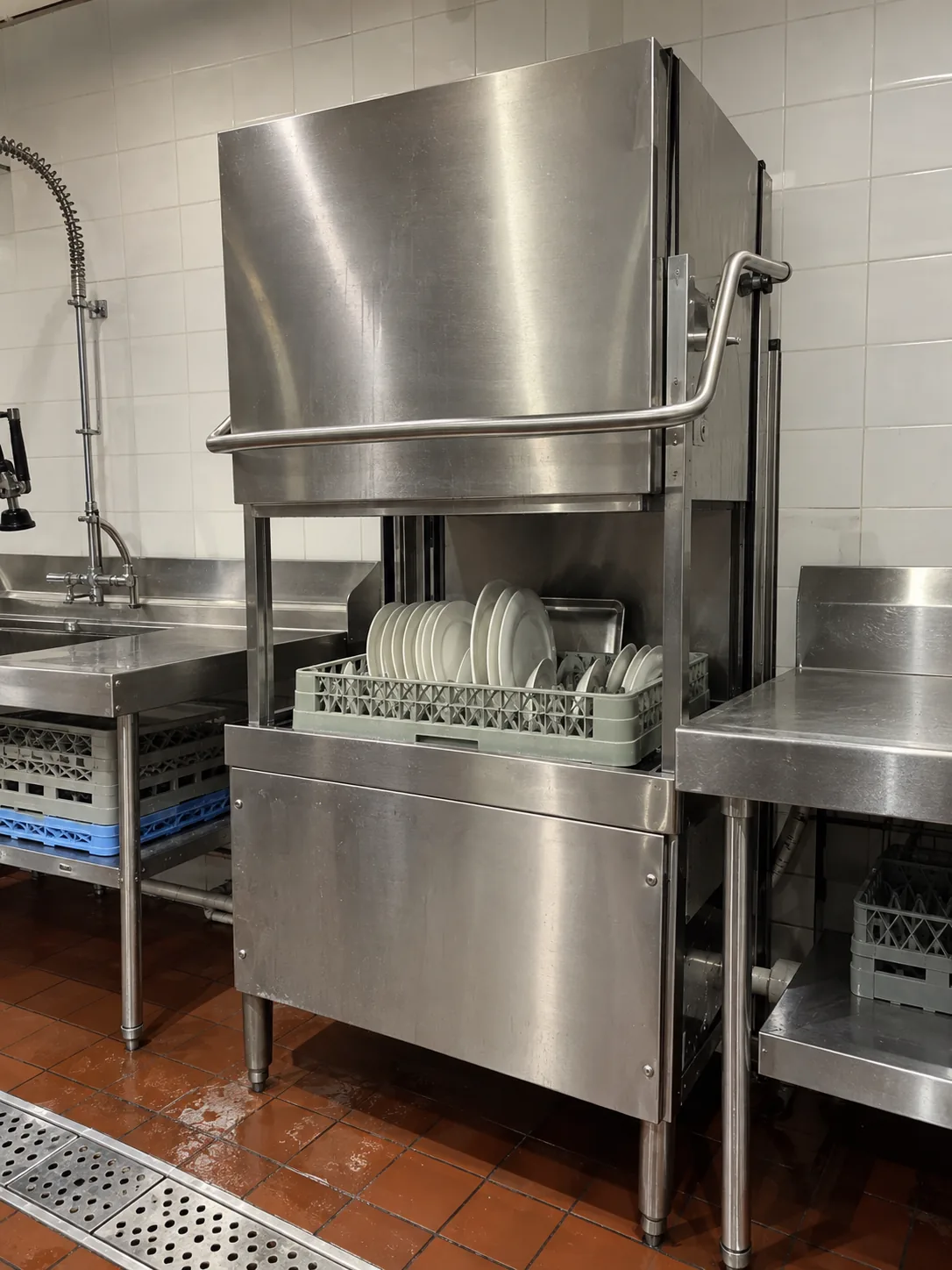 Restaurant door-type dishwasher after heating service