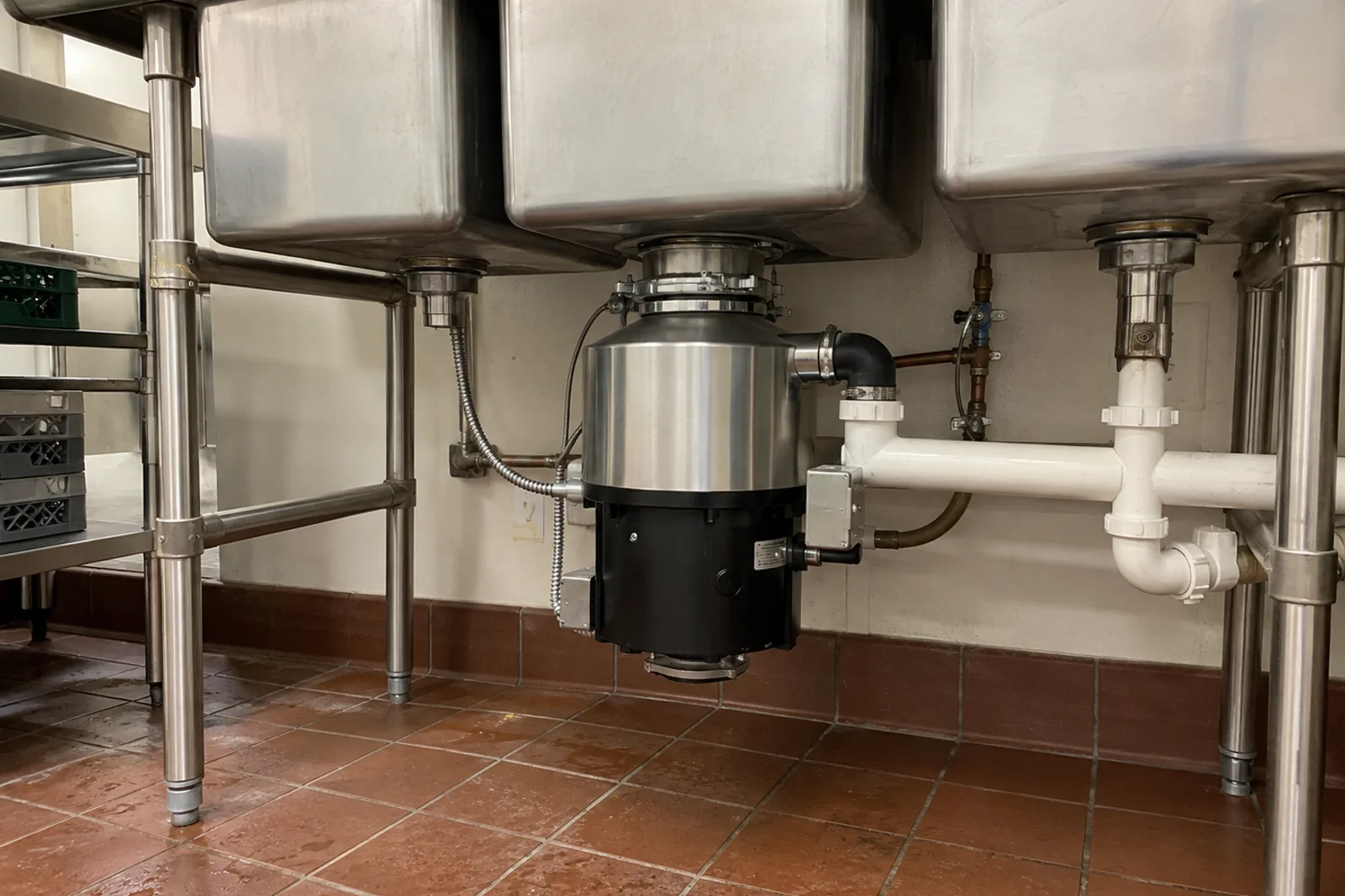 Heavy-duty restaurant disposer after jam service