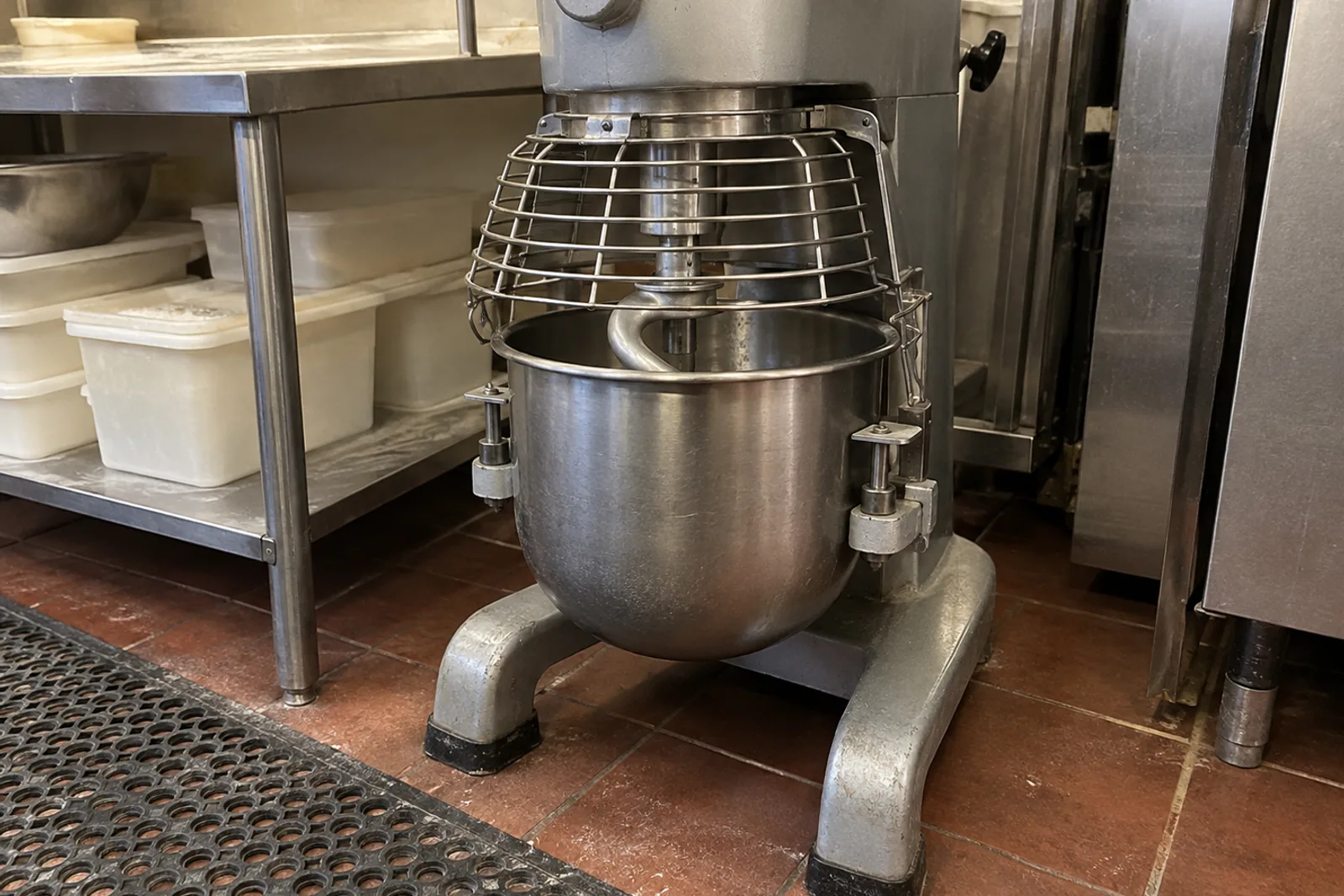 Floor-standing mixer after bowl lift service