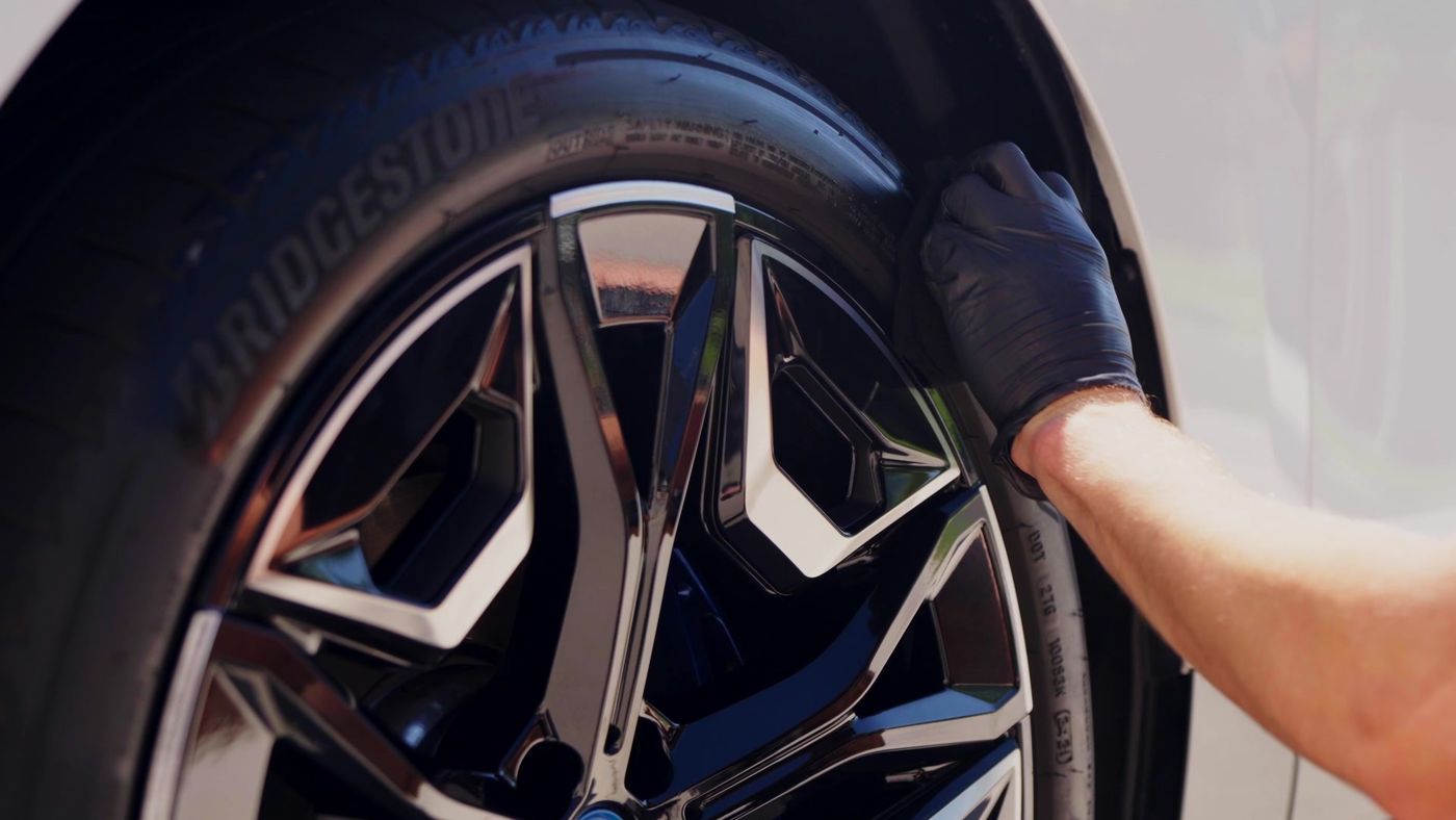 Glossy wheel and tire after ceramic protection