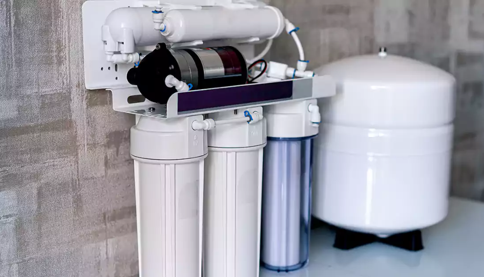Under-sink reverse osmosis filtration system