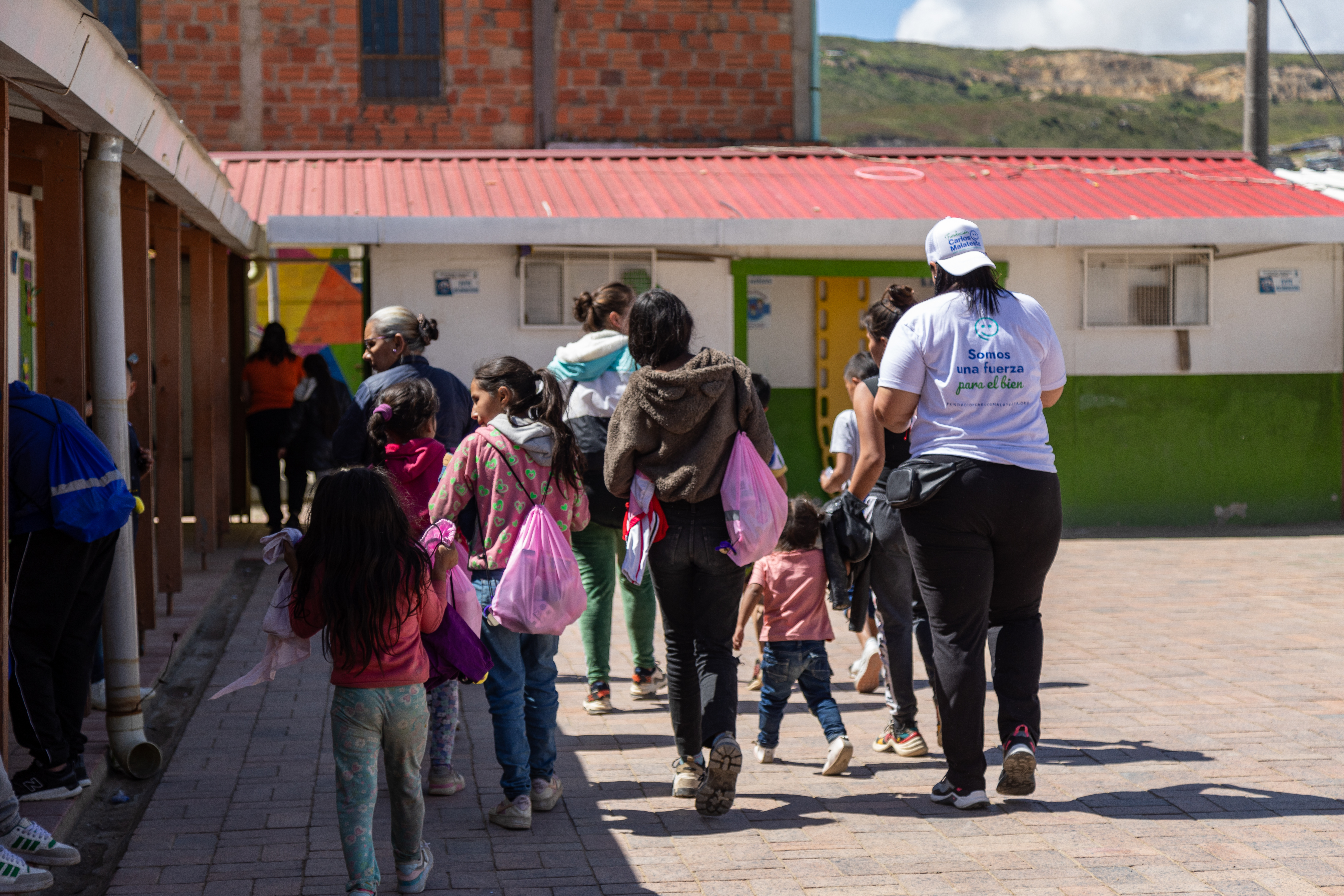 Voluntaria con los niños