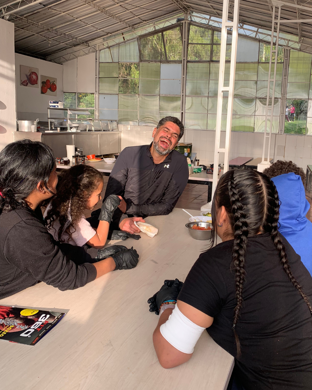 Carlos Malatesta con niños