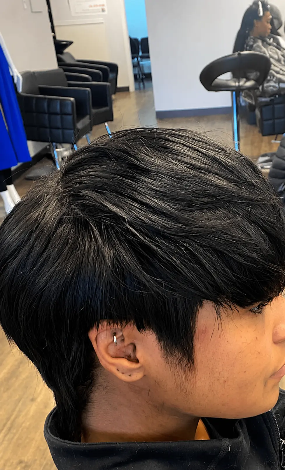 Coupe courte texturée et coiffée