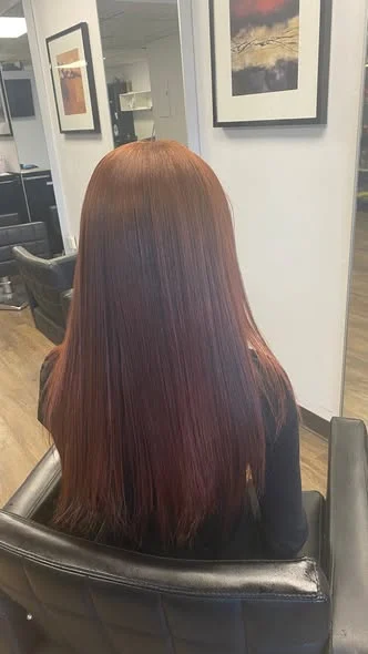 Cheveux lissés, coloration auburn