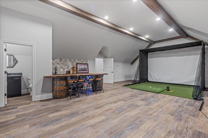 Bonus room with golf simulator and bar