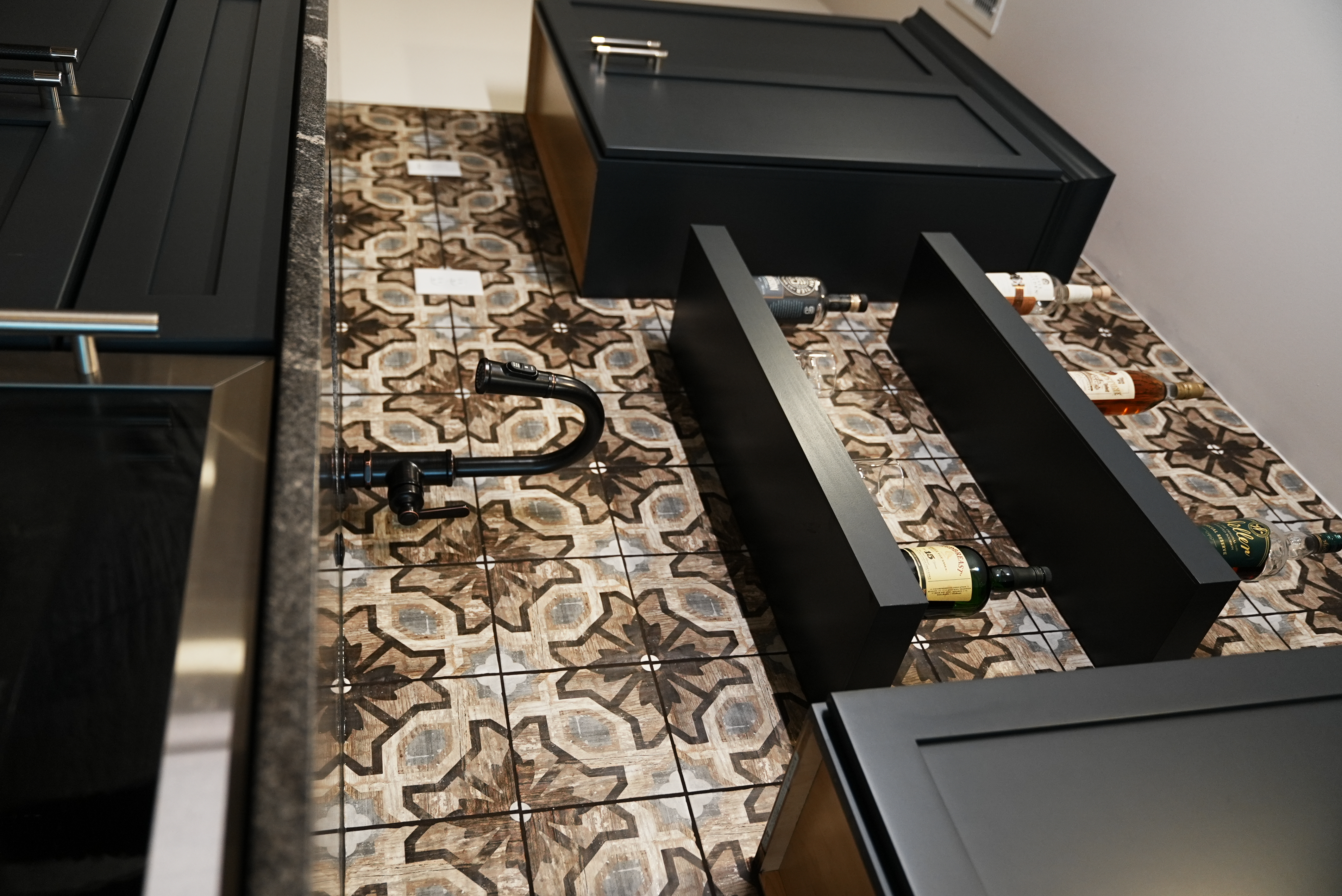 Wet bar with patterned tile backsplash