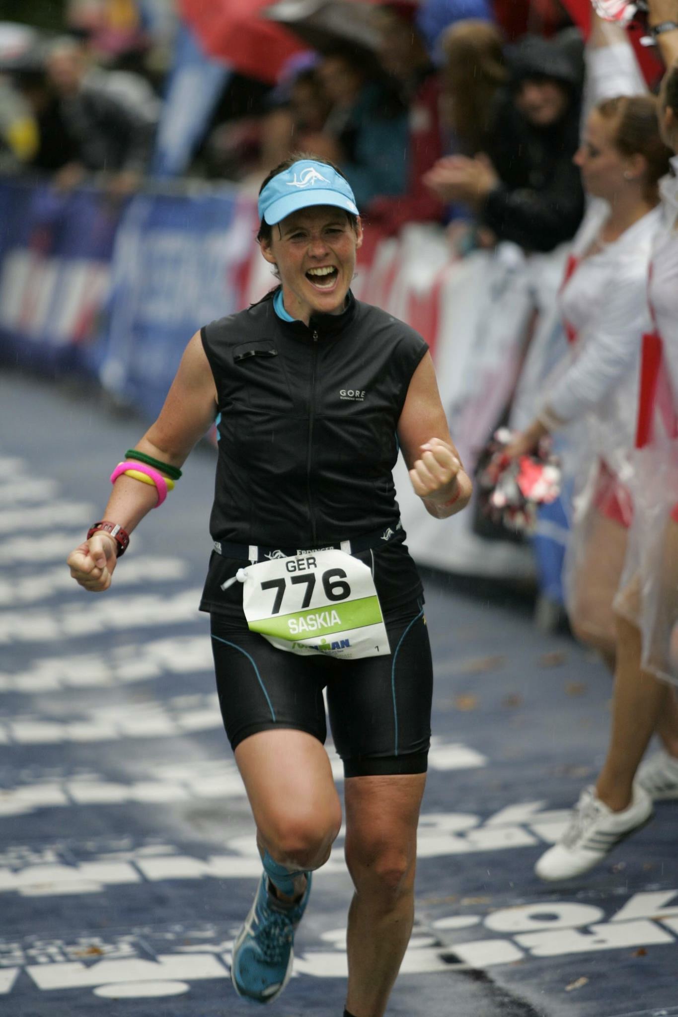Saskia beim Zieleinlauf des Ironman 70.3 in Zell am See