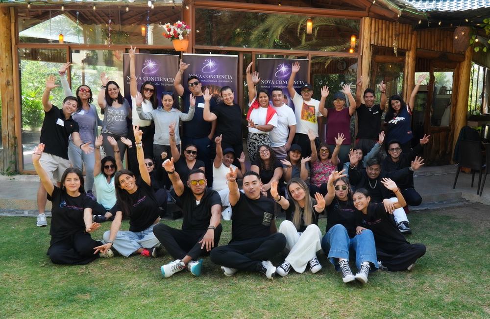 Grupo de participantes celebrando al final de un retiro