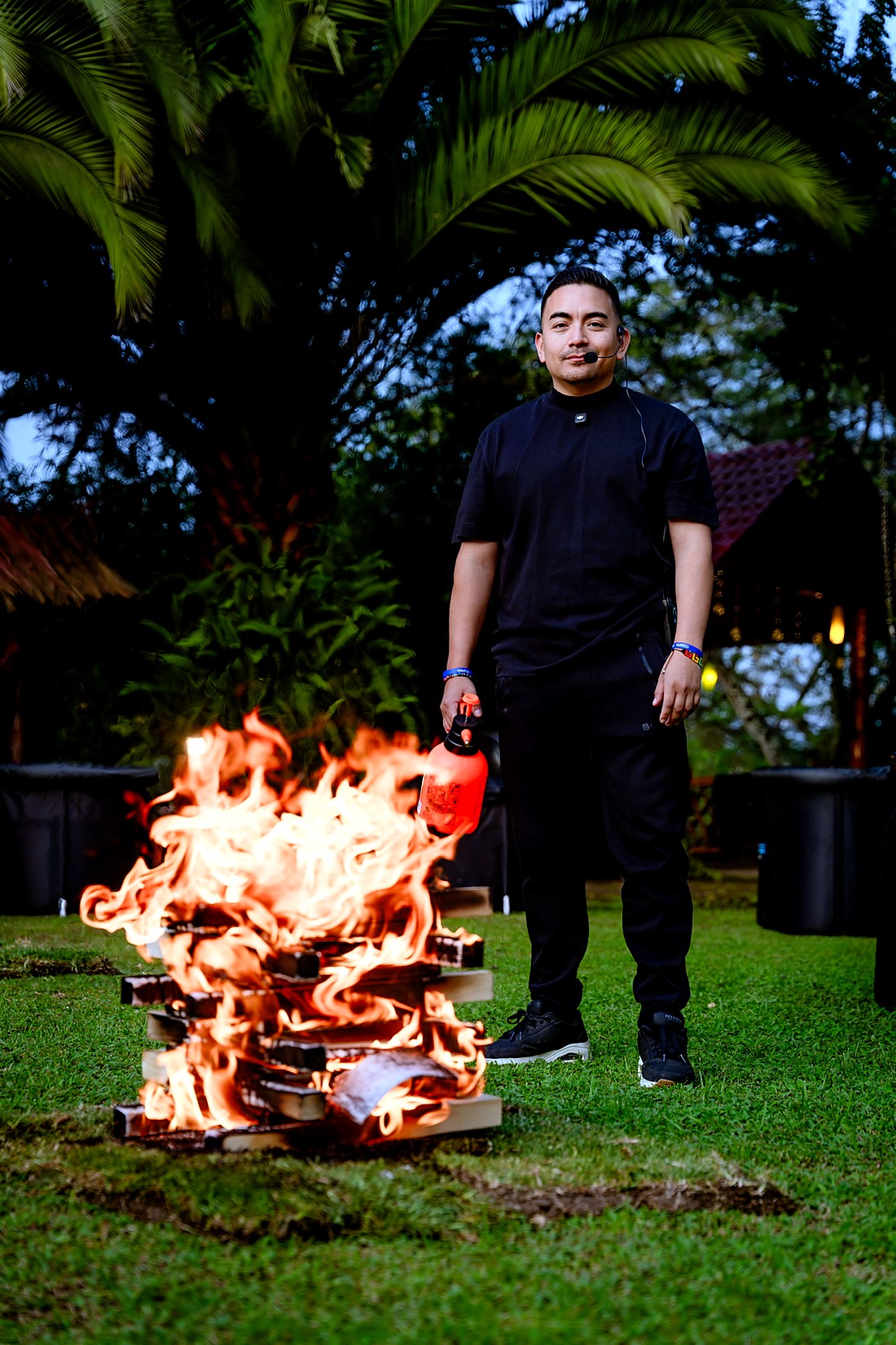 Carlos junto a una fogata durante una dinámica al atardecer