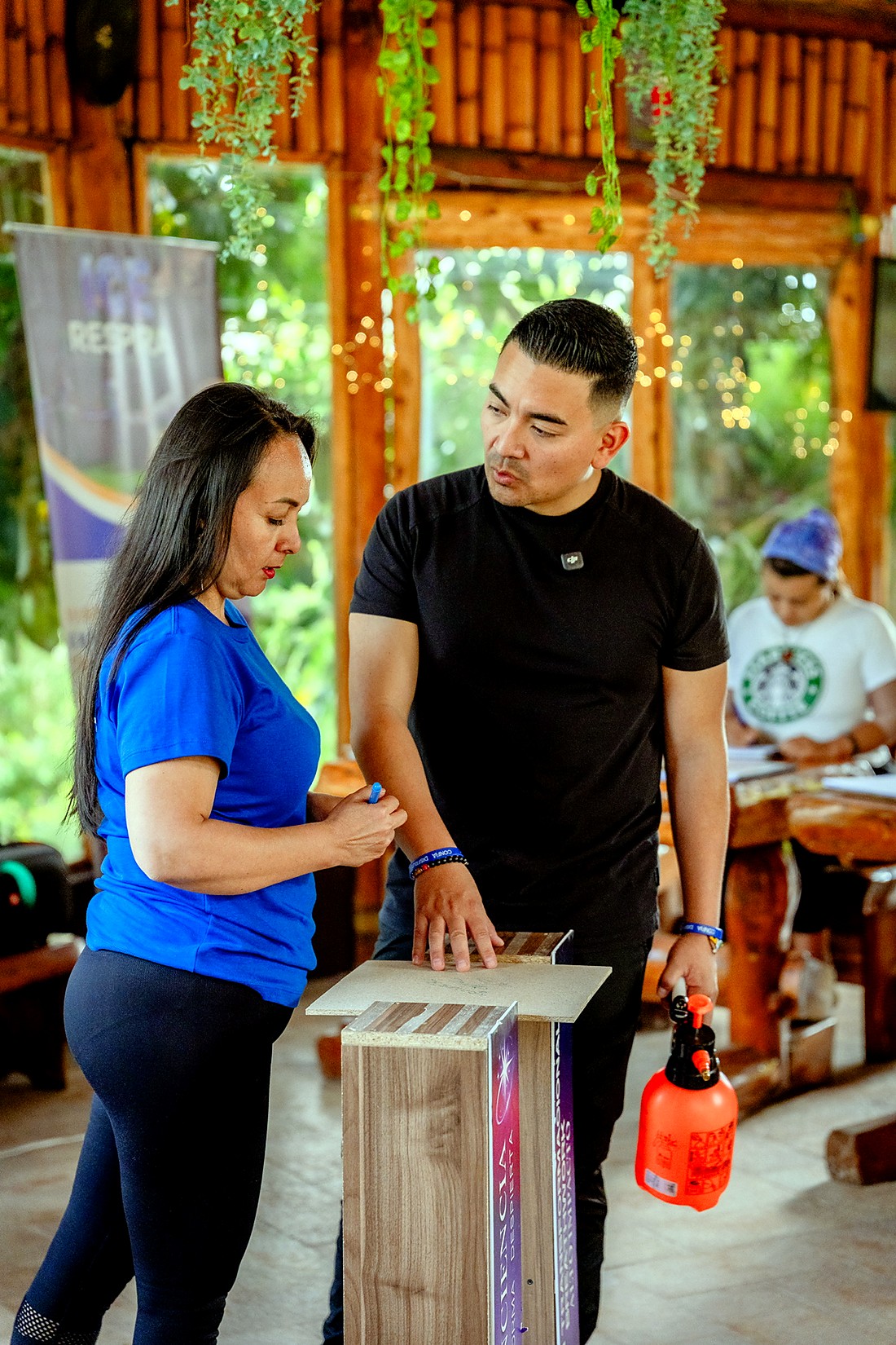 Carlos conversando con una participante durante una dinámica