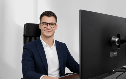 Markvea Gründer, Philipp Leitner vor Computer-Monitor