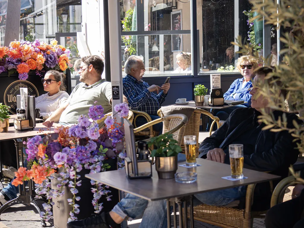 Drinks and sharing bread at Deight in Zandvoort
