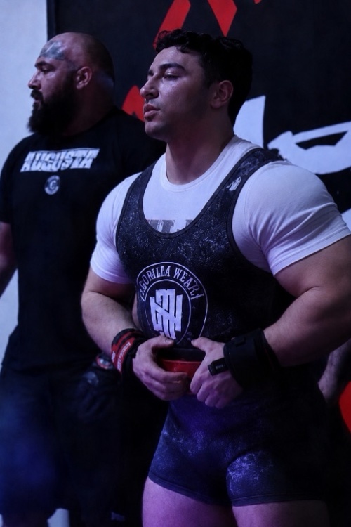 Jordin Ramirez powerbuilding at a powerlifting competition