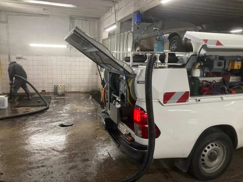 Camion Hydronet Assainissement intervention Paris