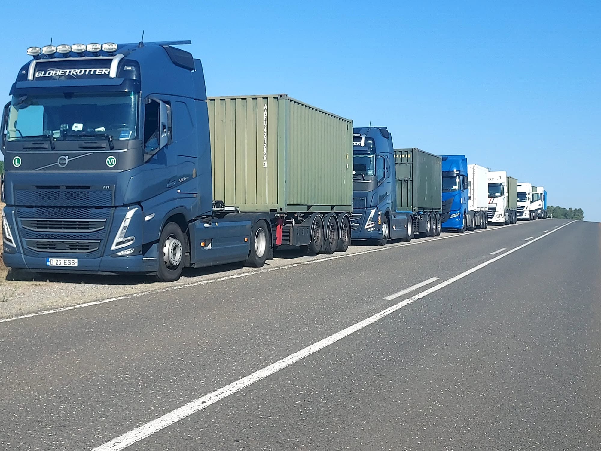 Camioane de transport cu containere pe traseu