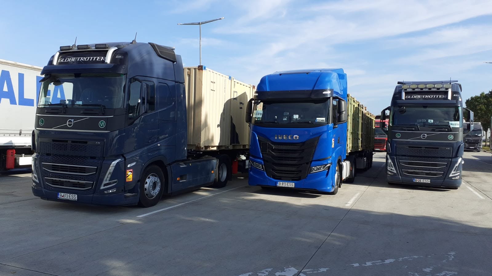 Camioane ALTESSE TRANSPORT & LOGISTIC în curtea companiei