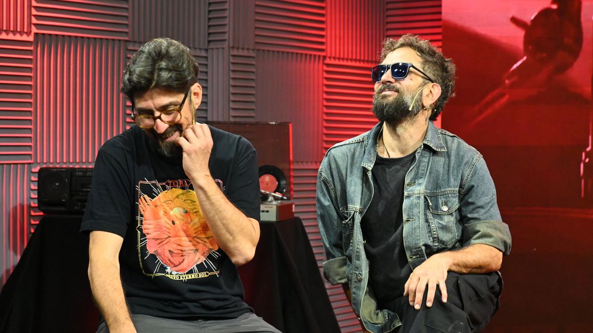 Risas entre una pregunta y otra