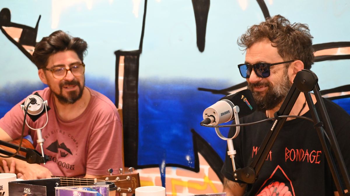 Entrevista frente al graffiti de Manija de Rock