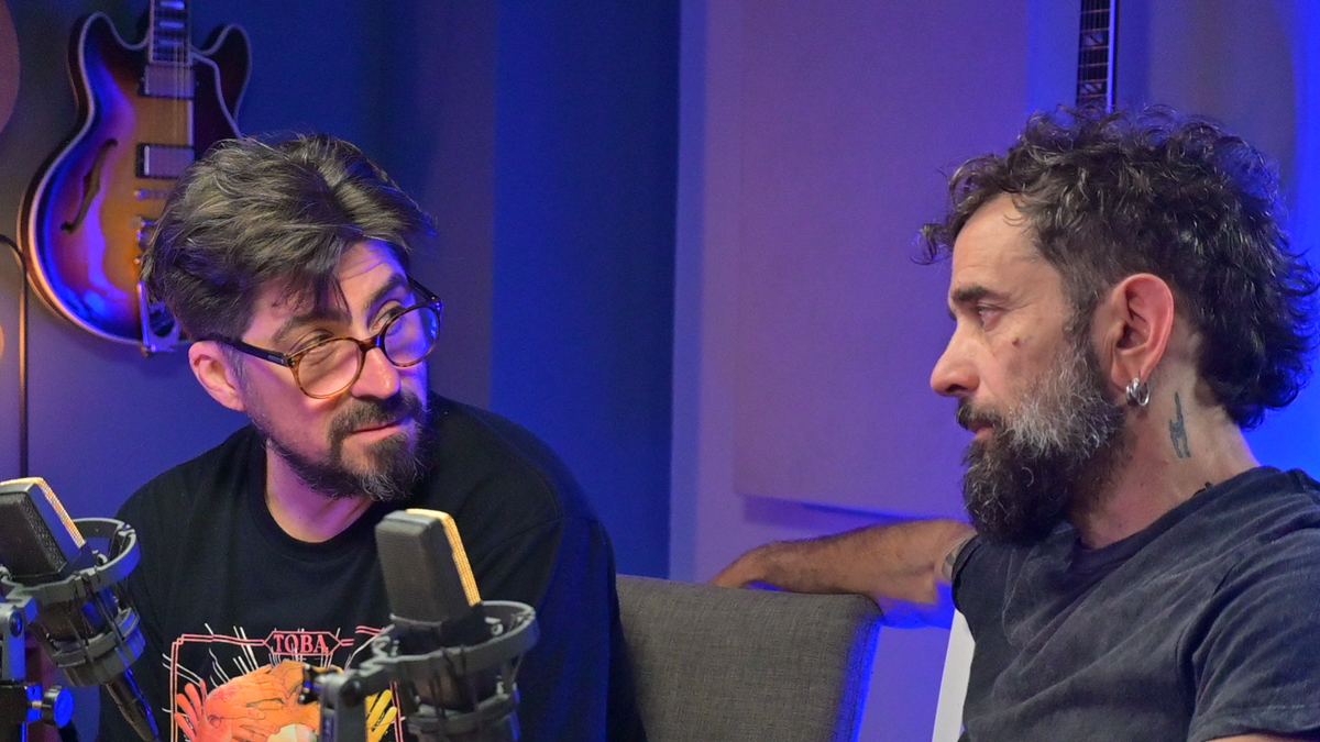 Charla en el stream de CODA, con guitarras colgadas