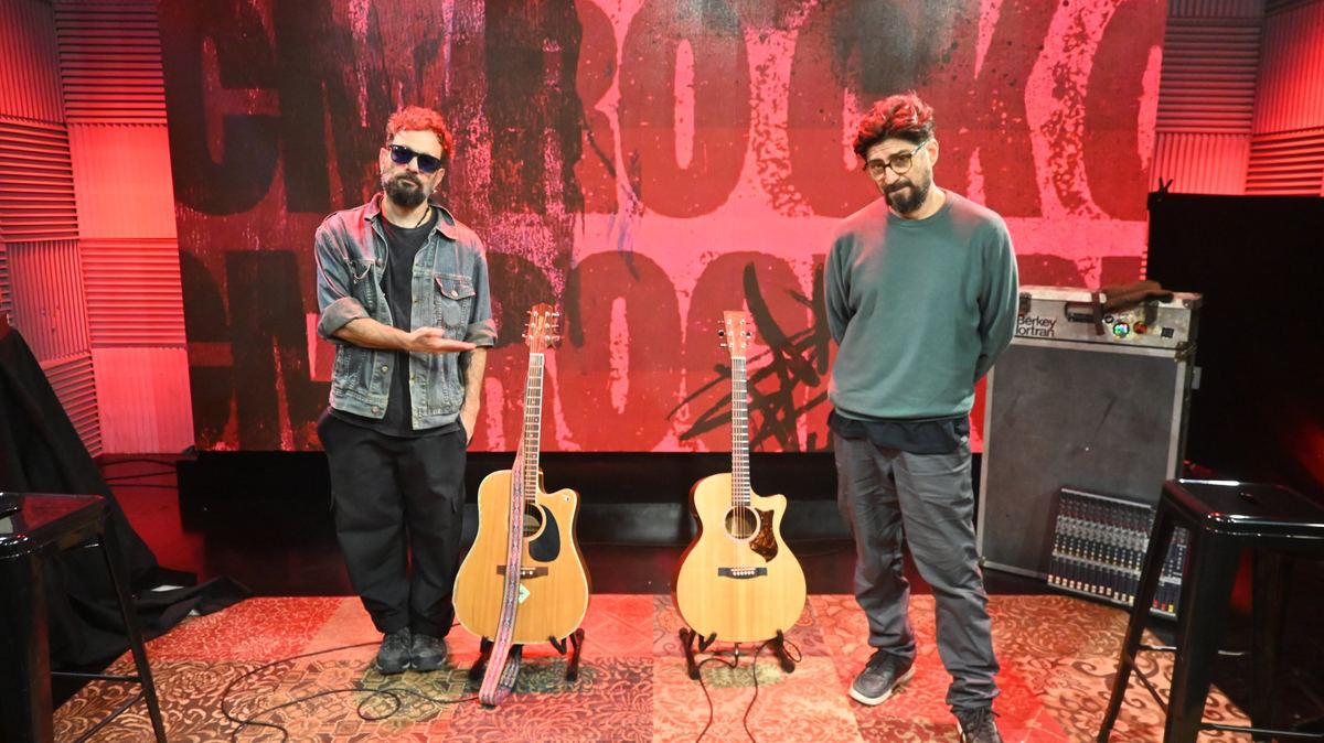 Dos guitarras criollas y el estudio de CM Rock