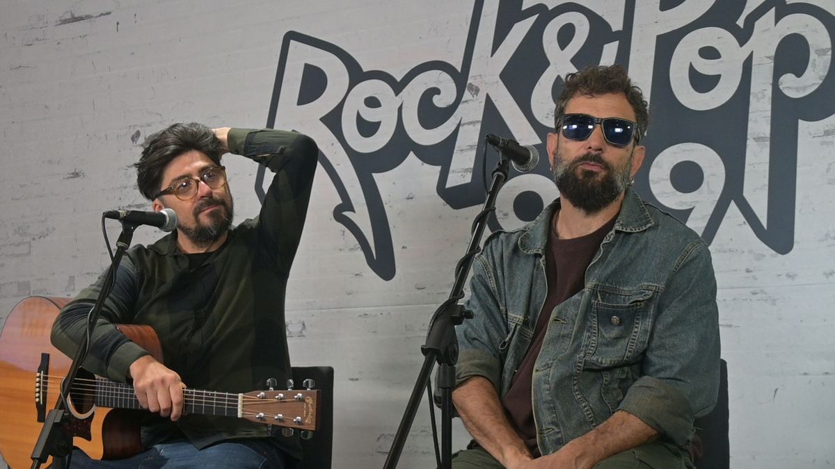 Pino y Pájaro frente al logo de Rock & Pop