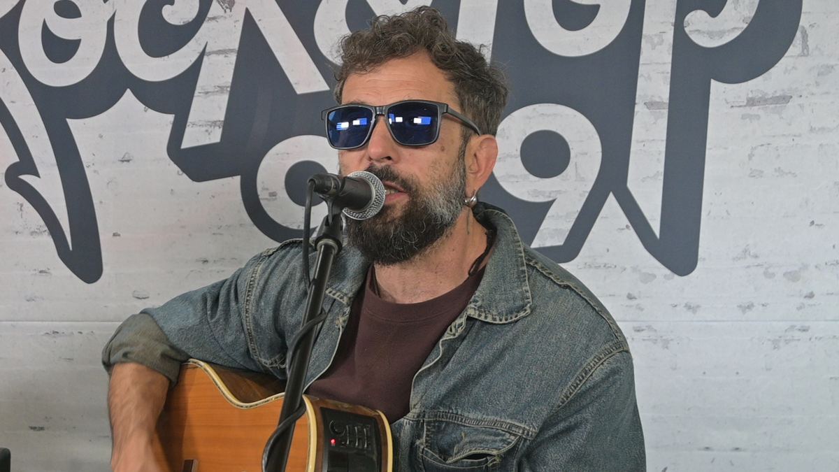 Pablo Pino cantando con guitarra en Rock & Pop