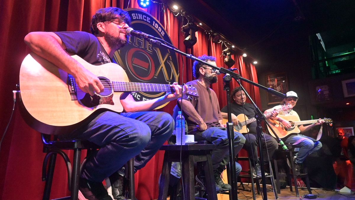 La banda tocando en acústico en The Roxy