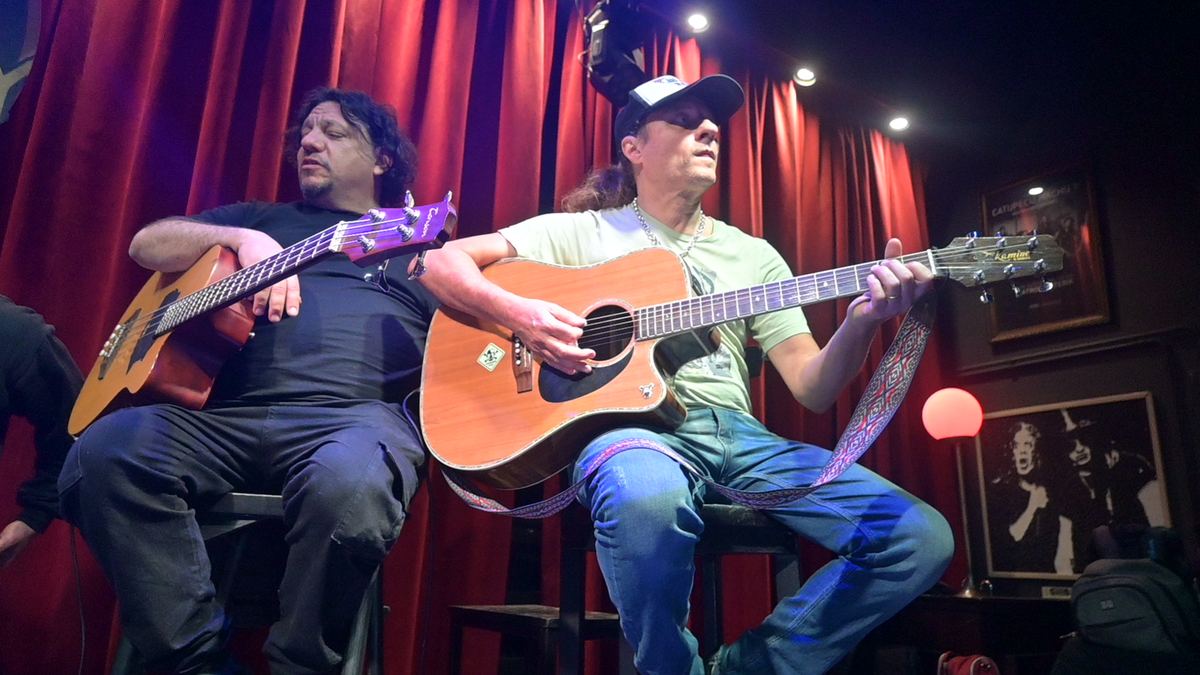Narvy y Nano con guitarras acústicas en The Roxy