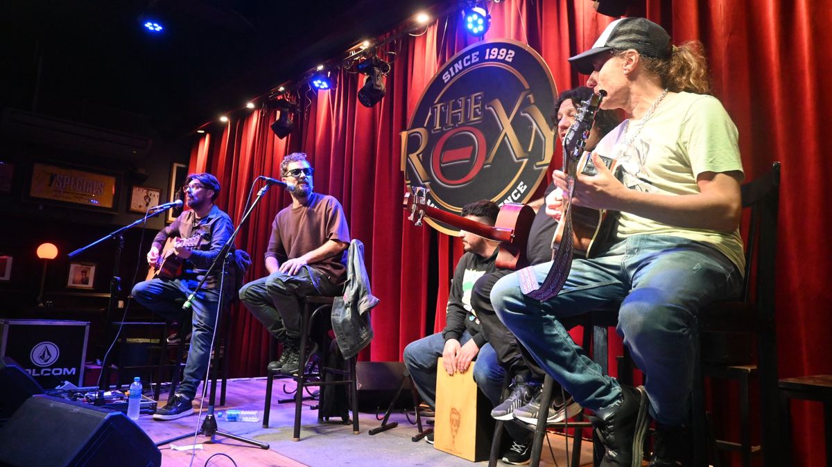 La banda en el escenario de The Roxy