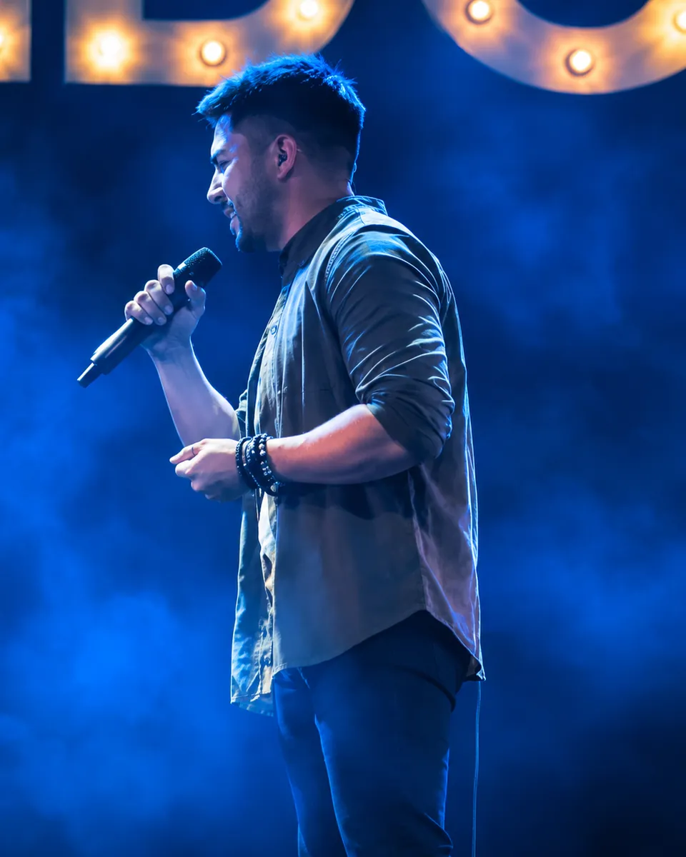 Brian Saez cantando en vivo