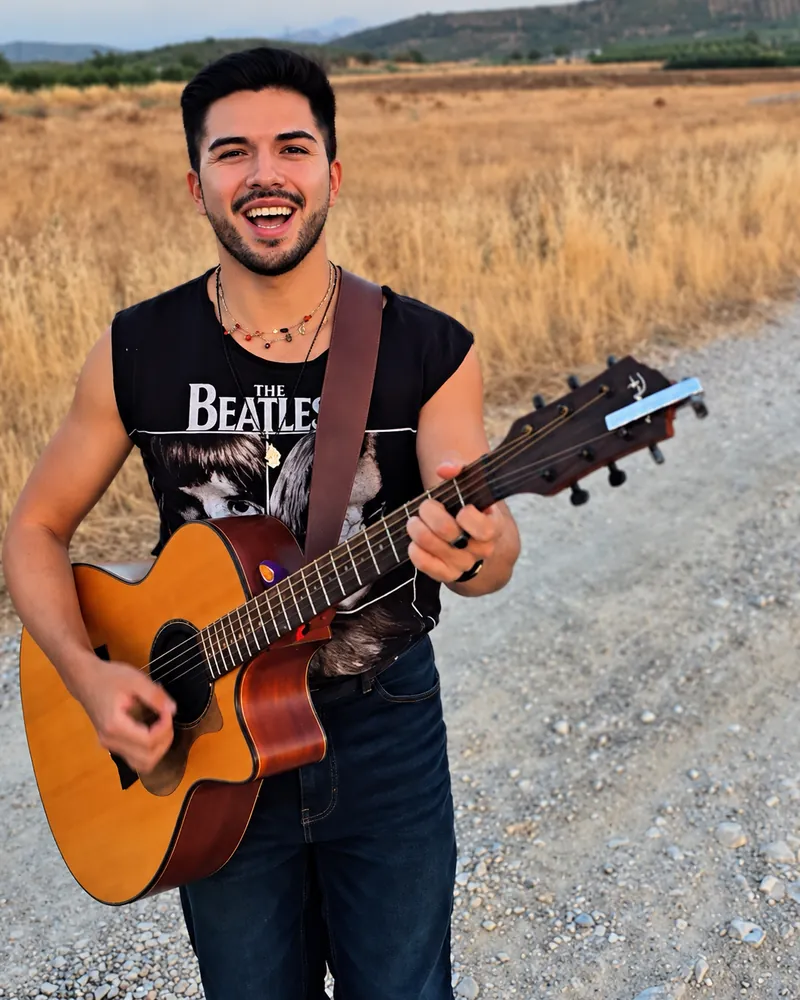 Brian Saez con guitarra en el campo
