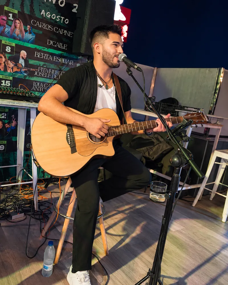 Brian Saez tocando la guitarra en vivo