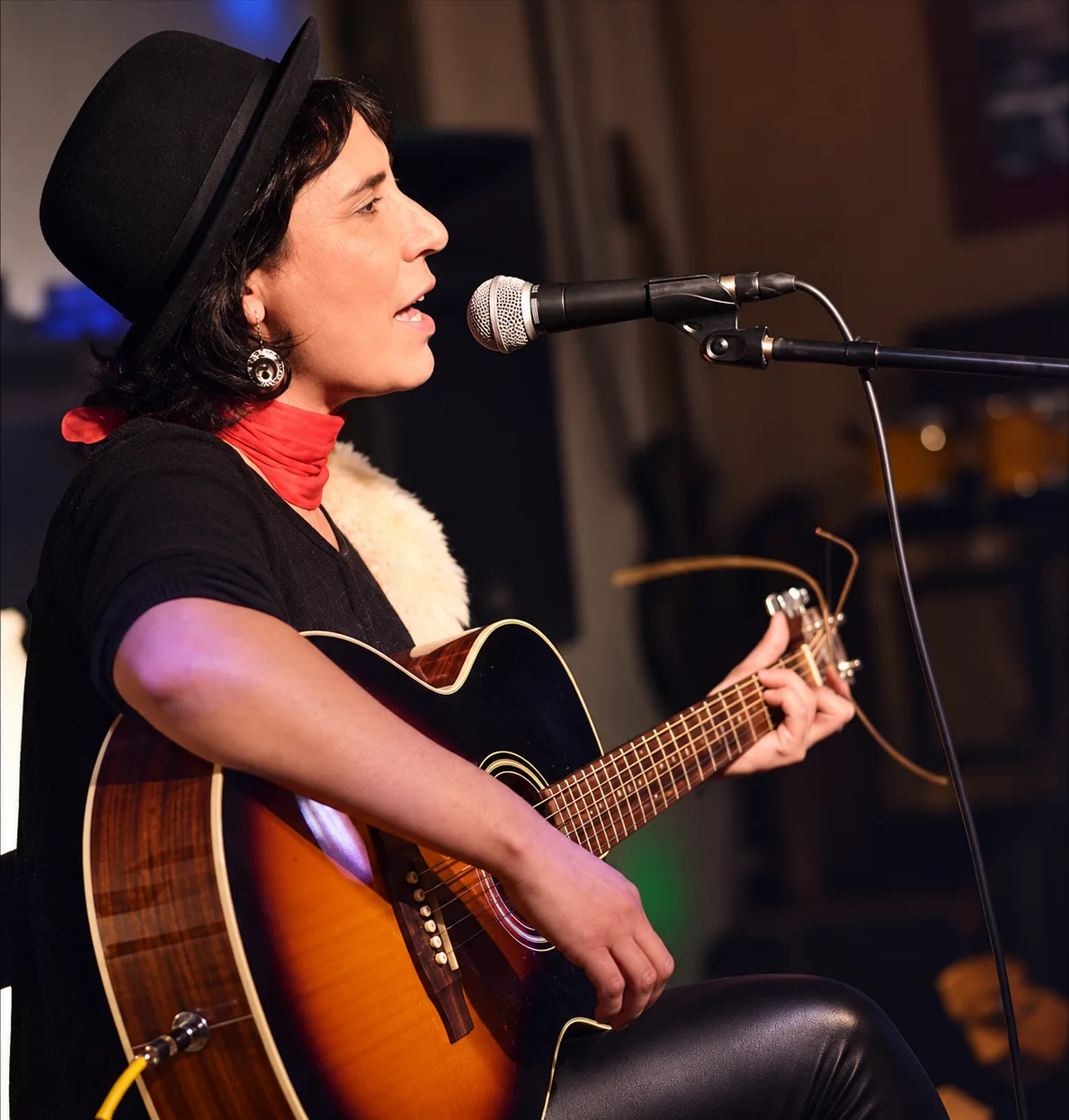 Gaby Segovia cantando con guitarra acústica